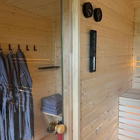 Daire Alter Bahnhof Buschhof - Ferienwohnung Studio Schwarz (Mecklenburgische Seenplatte)